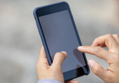 Akıllı telefon kullanan Asyalı kadın elleri