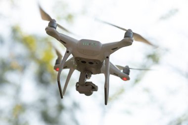 Baharda tropikal ormanda uçan kameralı beyaz dron