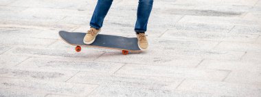 Modern şehirde Asyalı kaykaycı kadın.