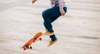 Modern şehirde Asyalı kaykaycı kadın.