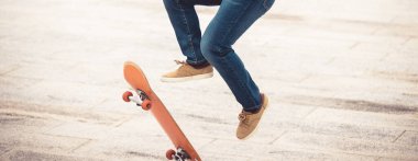 Modern şehirde Asyalı kaykaycı kadın.