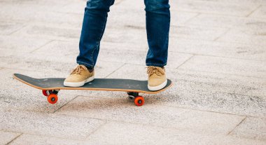 Modern şehirde Asyalı kaykaycı kadın.