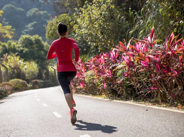 Pelari Wanita Fitness Berjalan Jalur Taman Musim Dingin — Stok Foto