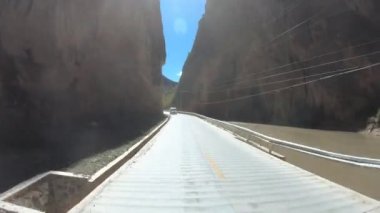 Dağlardaki bahar patikalarında hareket eden güzel bir off-road arabası manzarası