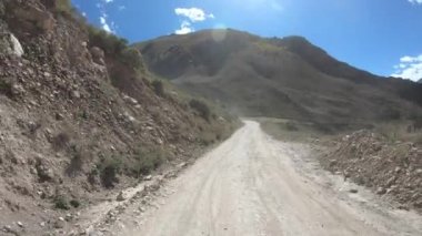 Dağlardaki bahar patikalarında hareket eden güzel bir off-road arabası manzarası