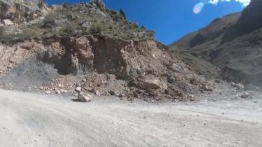 Dağlardaki bahar patikalarında hareket eden güzel bir off-road arabası manzarası