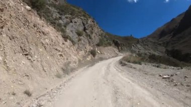 Dağlardaki bahar patikalarında hareket eden güzel bir off-road arabası manzarası