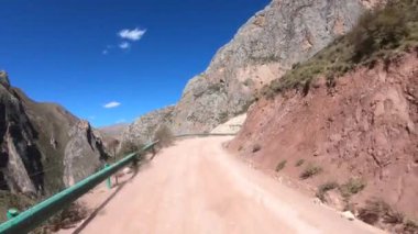 Dağlardaki bahar patikalarında hareket eden güzel bir off-road arabası manzarası
