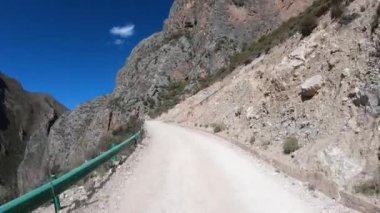 Dağlardaki bahar patikalarında hareket eden güzel bir off-road arabası manzarası