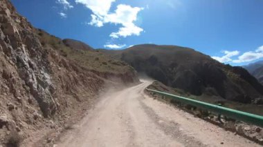 Dağlardaki bahar patikalarında hareket eden güzel bir off-road arabası manzarası