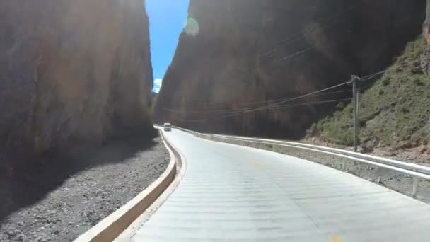 Piękny Widok Road Samochód Porusza Się Wiosennym Szlaku Górach — Wideo stockowe