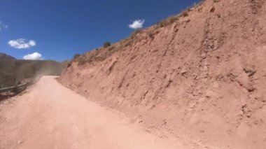 Dağlardaki bahar patikalarında hareket eden güzel bir off-road arabası manzarası