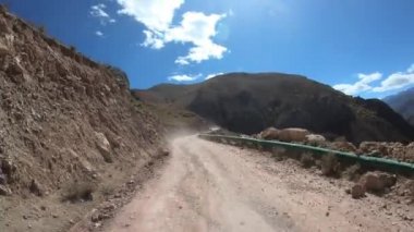 Dağlardaki bahar patikalarında hareket eden güzel bir off-road arabası manzarası