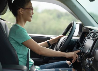 Doğada off-road araba sürmek, elle motoru çalıştırmak