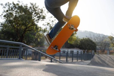 Asyalı kaykaycı kadın kaykay parkında