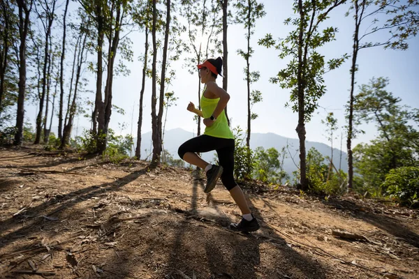 Corredor Senderos Mujer Fitness Corriendo Amanecer Pico Montaña Bosque Tropical — Foto de Stock