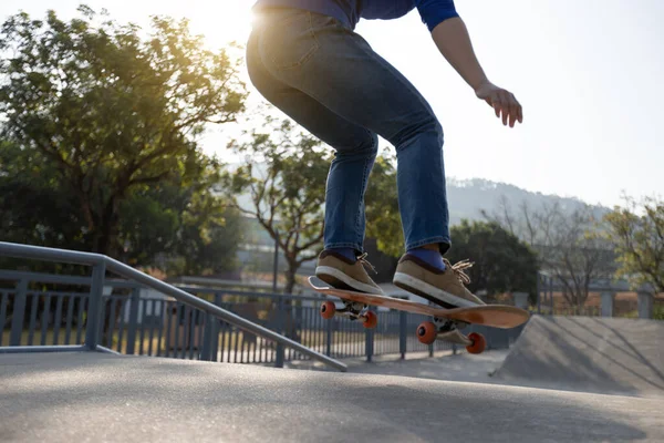 Mujer Asiática Skateboarder Skateboarding Skatepark — Foto de Stock