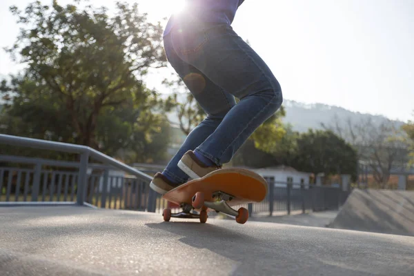 Mujer Asiática Skateboarder Skateboarding Skatepark — Foto de Stock