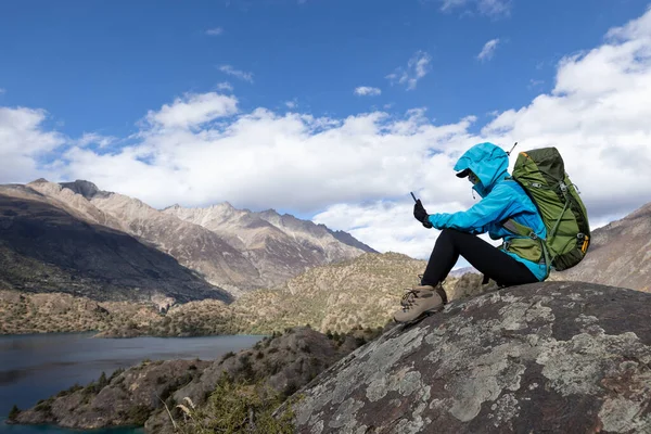 Woman Backpacker Using Smartphone Sit Beautiful Winter Mountain Top Rock — Stock Photo, Image