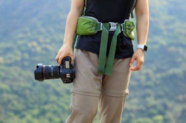 Bahar dağında kameralı kadın fotoğrafçı