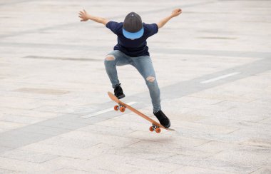 Kaykaycı kaykaycı sabahları dışarıda kaykay yapıyor.