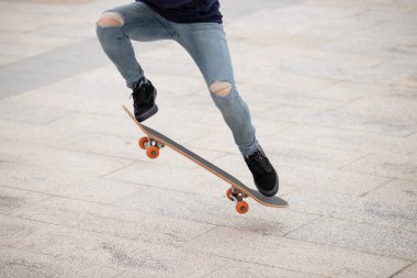 Kaykaycı kaykaycı sabahları dışarıda kaykay yapıyor.