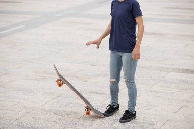 Kaykaycı kaykaycı sabahları dışarıda kaykay yapıyor.