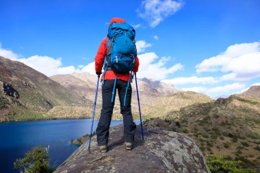 Sırt çantalı gezgin yüksek irtifada kış dağlarında yürüyüş yapıyor