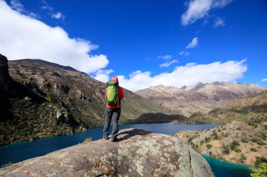 Sırt çantalı gezgin yüksek irtifada kış dağlarında yürüyüş yapıyor