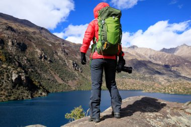 Güzel yüksek rakımlı kış dağlarında kameralı kadın fotoğrafçı.