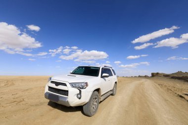 Qinghai, Çin - 2020 civarı: Çöldeki yolculukta Beyaz 2020 Toyota 4Runner geçidi 