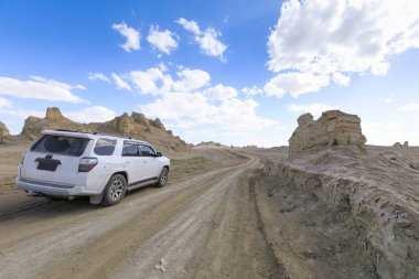 Qinghai, Çin - 2020 civarı: Çöldeki yolculukta Beyaz 2020 Toyota 4Runner geçidi 