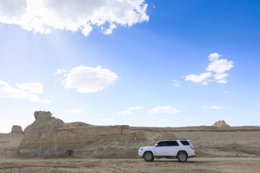Qinghai, Çin - 2020 civarı: Çöldeki yolculukta Beyaz 2020 Toyota 4Runner geçidi 