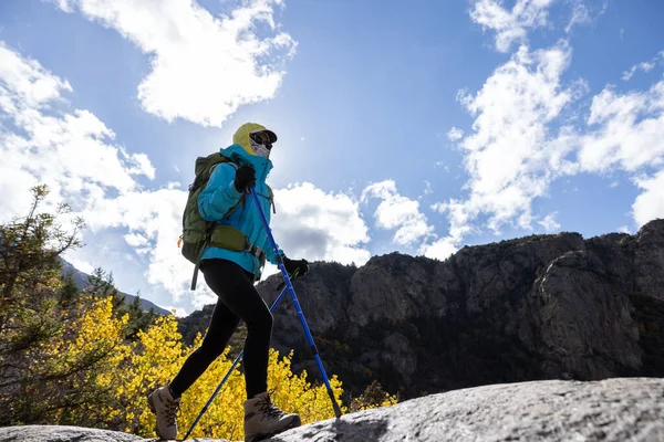 Mulher Mochileiro Caminhadas Belas Montanhas Inverno — Fotografia de Stock