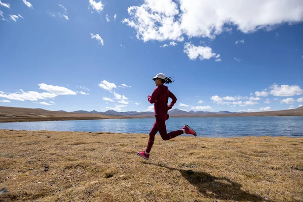 Mujer Trail Runner Cross Country Running Invierno Lakeside — Foto de Stock