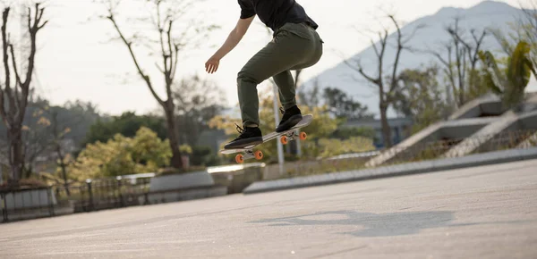 Skateboardåkare Skateboard Utomhus Morgonen — Stockfoto