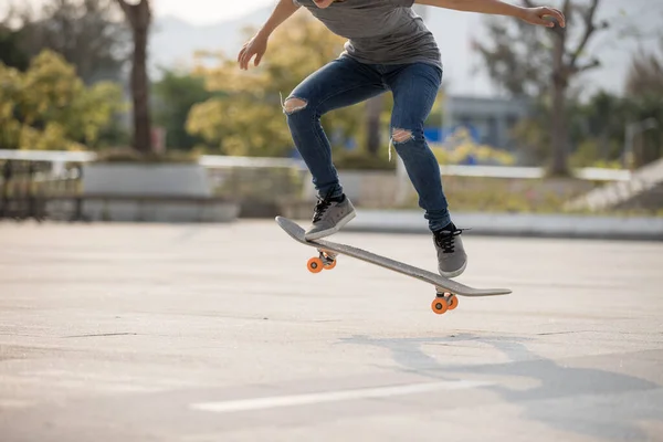 Skateboarder Skate Livre Pela Manhã — Fotografia de Stock