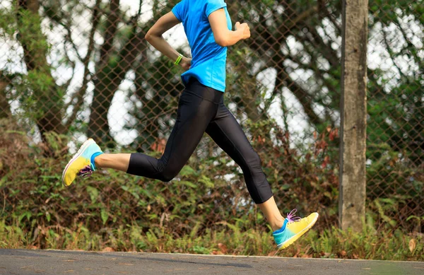 Mujer Fitness Corriendo Por Sendero Forestal — Foto de Stock