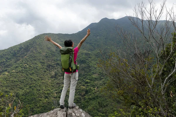 Animando Mujer Joven Excursionista Brazos Abiertos Aire Libre — Foto de Stock