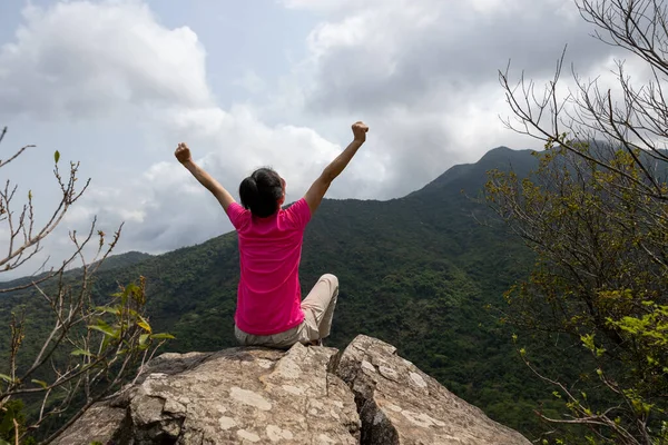 Επευφημίες Νεαρή Γυναίκα Ανοιχτή Αγκαλιά Στην Κορυφή Του Βουνού — Φωτογραφία Αρχείου