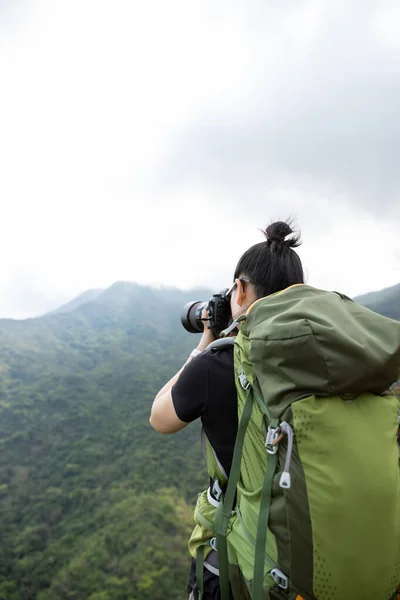 Femme Photographe Prenant Des Photos Dans Montagne Printemps — Photo