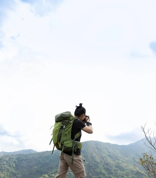 Žena Fotograf Fotografování Jaře Hory — Stock fotografie