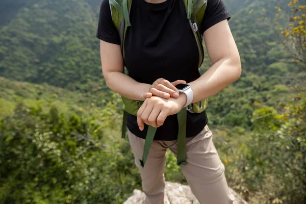 Mulher Caminhante Verificando Smartwatch Topo Montanha — Fotografia de Stock