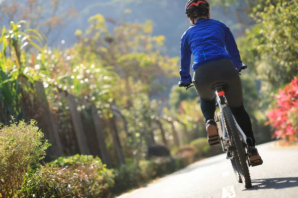 Mujer Montando Bicicleta Sendero Del Parque Tropical Primavera — Foto de Stock