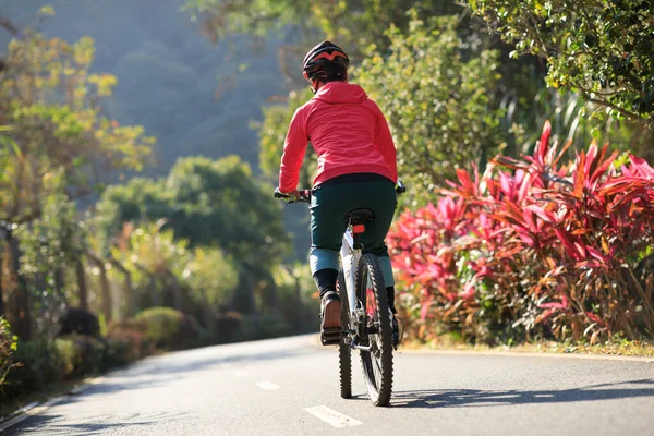 Жінка Їде Велосипеді Тропічній Стежці Парку Навесні — стокове фото