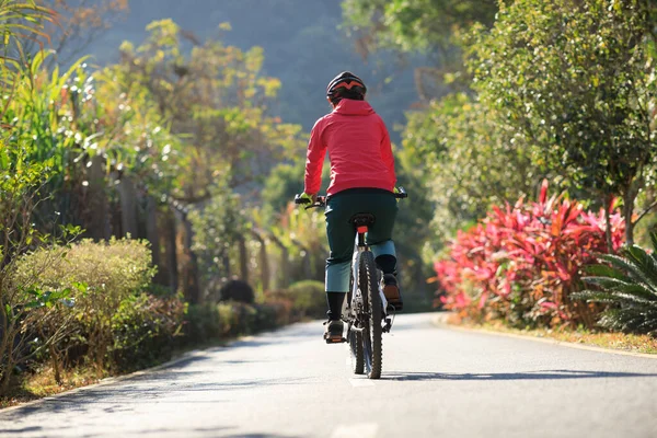 Жінка Їде Велосипеді Тропічній Стежці Парку Навесні — стокове фото