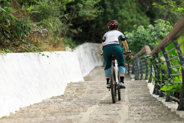 Vrouw Freerider Rijdt Trap Sport Extreme Actieve Levensstijl — Stockfoto