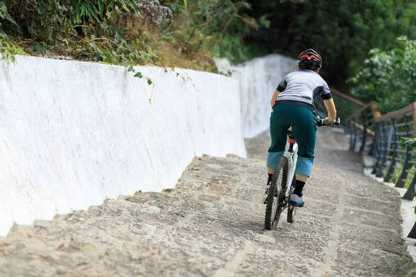 Vrouw Freerider Rijdt Trap Sport Extreme Actieve Levensstijl — Stockfoto