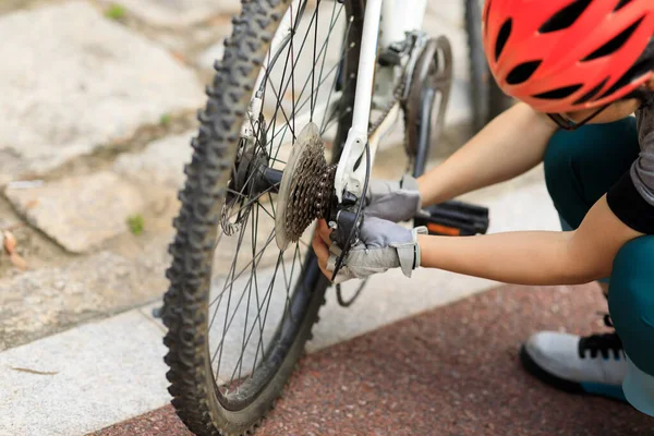 산악자전거를 지나는 자전거 체인을 수리하는 — 스톡 사진