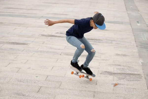 Skateboarder Skate Livre Pela Manhã — Fotografia de Stock